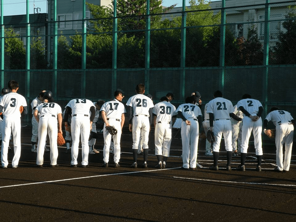 朝野球の大会の様子