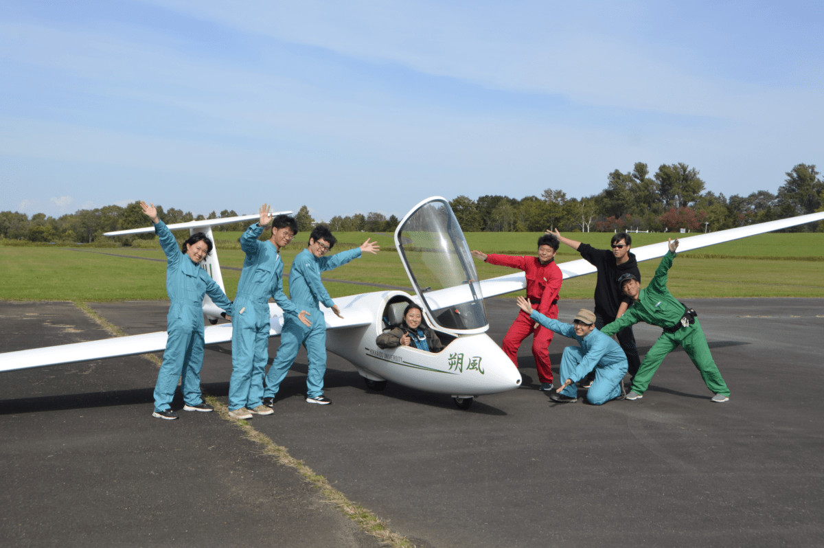 航空部所有の機体(ASK23B)と部員