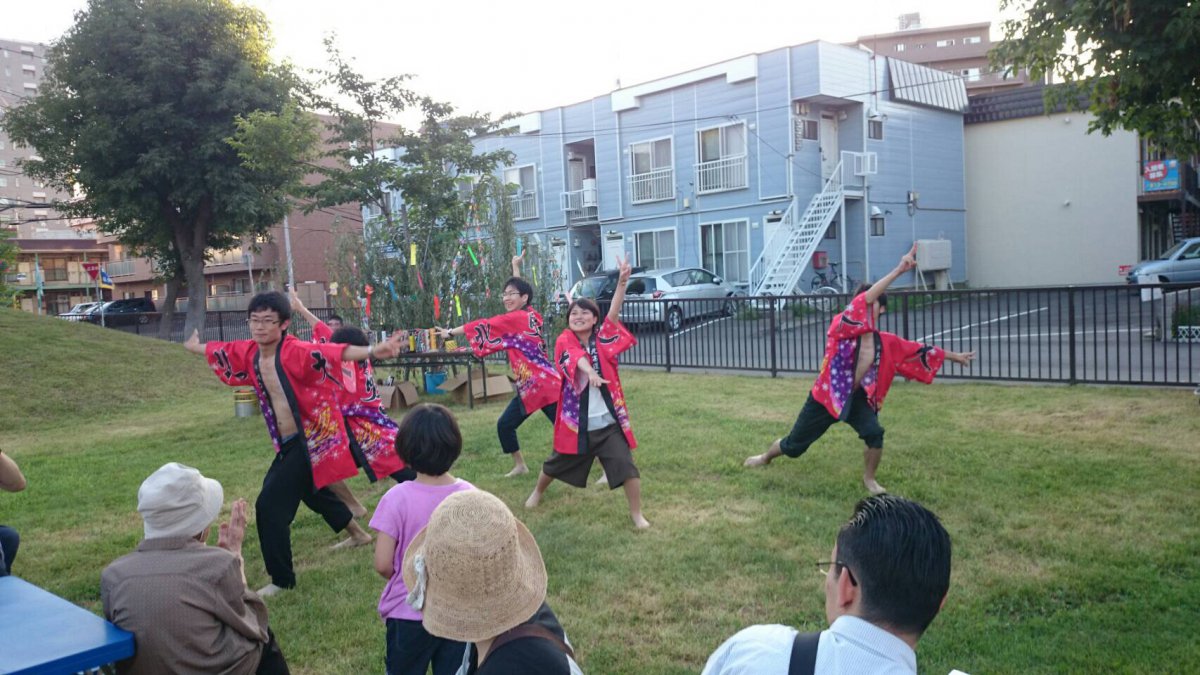 24軒の夏祭りでバンザイを披露している様子です。