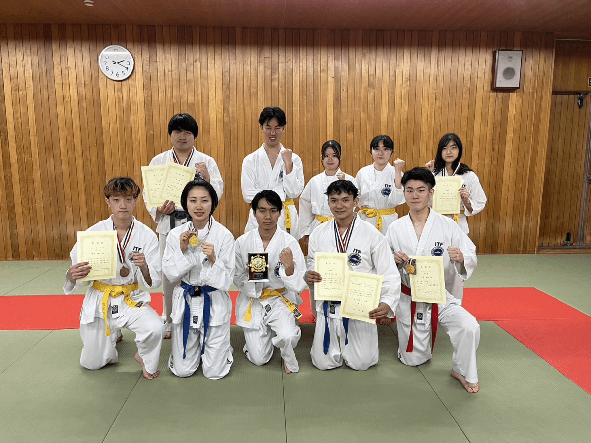 北海道大会の時の集合写真です。大会での入賞者も多数います！