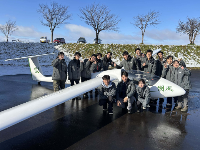 航空部所有の機体(ASK23B)と部員