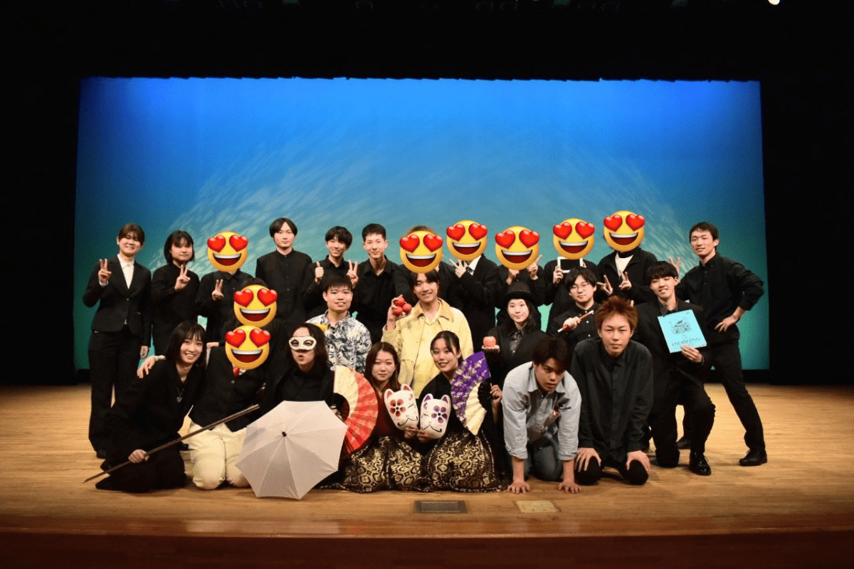 Magic& Juggling Festival第51回公演 演者と裏方合わせて当日のサークルからの参加者全員の記念写真。ステージ上で撮影