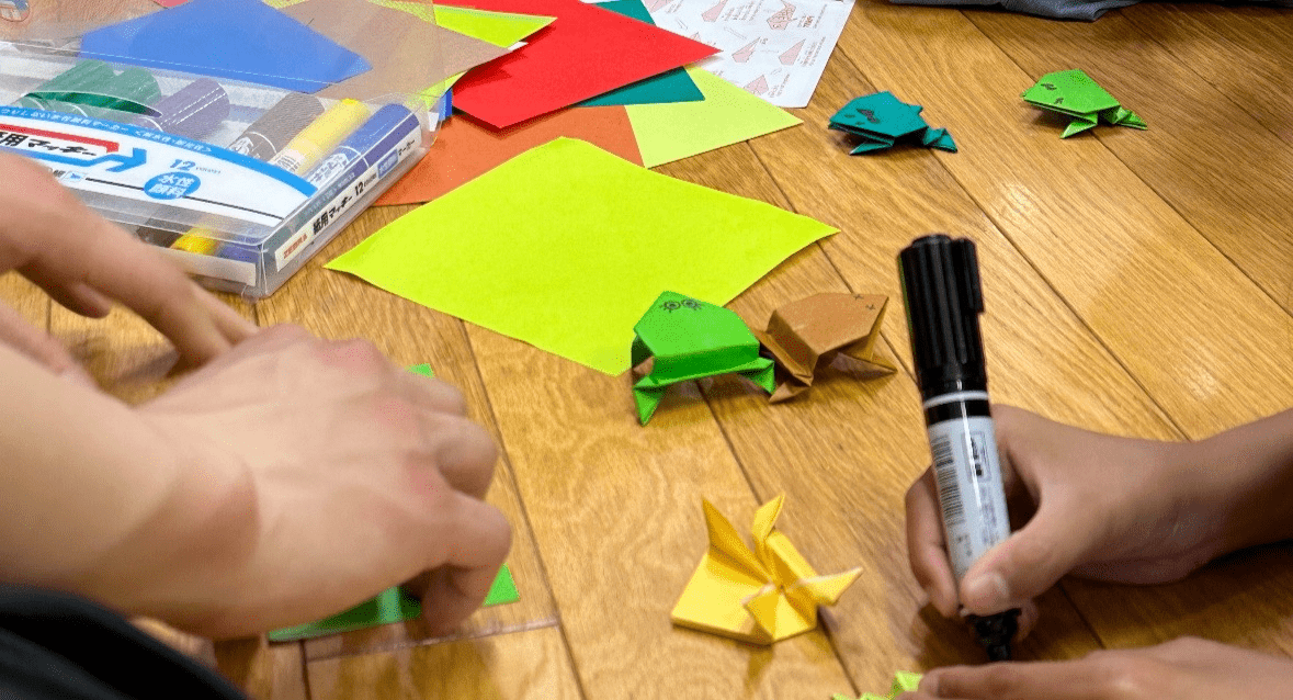 イベントで行った子どもと折り紙遊びをしている様子です♪