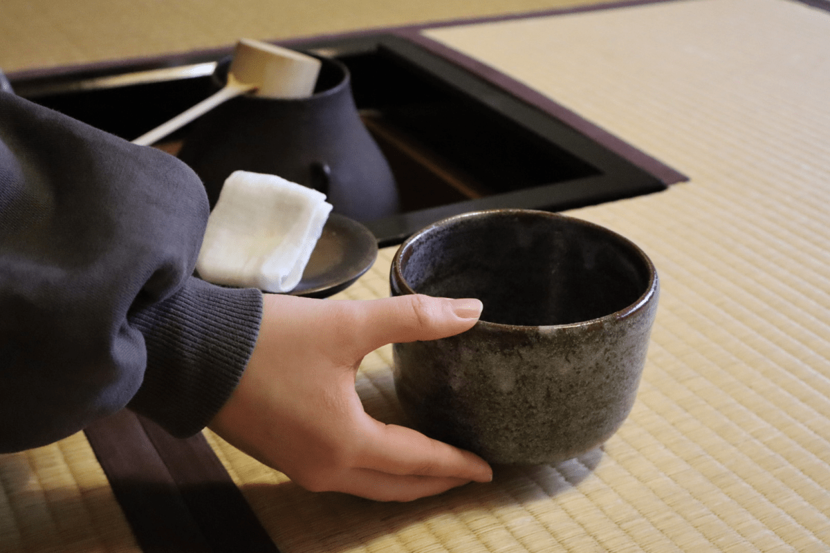 お茶碗を出している様子