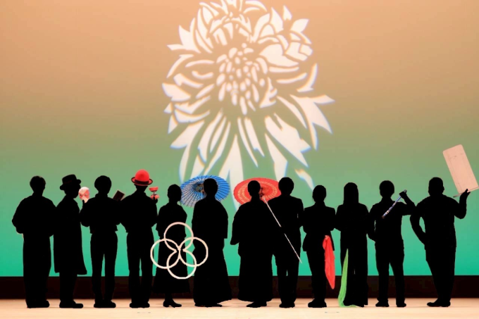 Magic& Juggling Festival第53回公演 演者の記念写真。ステージ上で撮影