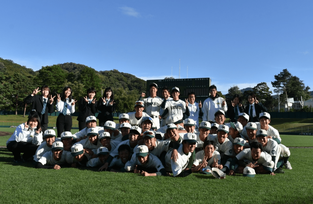 2022年1部秋リーグの集合写真。集合写真の最後は中央になだれ込みぐちゃぐちゃのまま撮るのが恒例です笑。